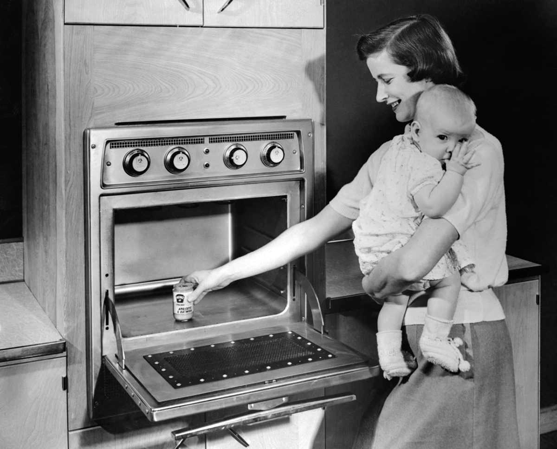 Старая микроволновка что можно. Первая микроволновая печь Перси Спенсер. Первая микроволновая печь Tappan 1955. Tappan Company микроволновка 1955. Перси Спенсер и микроволновка.